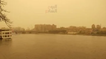 عواصف ترابية تحجب أشعة الشمس وتعيق الرؤية الأفقية في محافظة الوادي الجديد